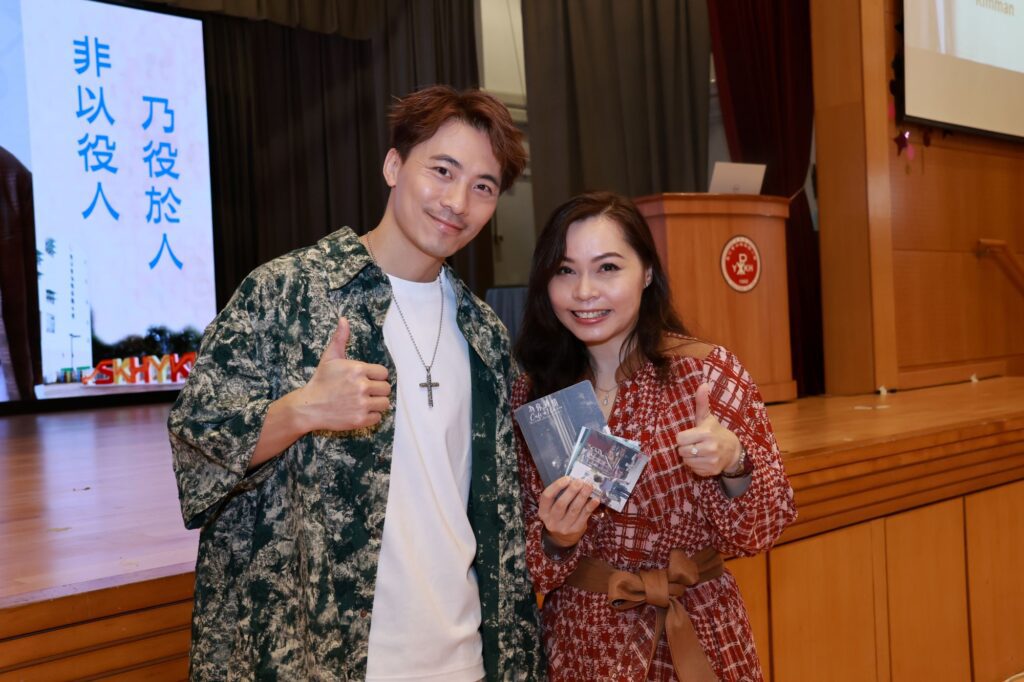 一個原本不敢上台的學生，最後在眾人面前透過打鼓完成一首曲，台下掌聲響起，那一刻他記住的可能不是節拍，而是「原來我都可以」。蘇詠思校長最在意的，就是把這種改變一次次變成可能。她把對文字與旋律的敏感，從填詞延伸到作曲，從同儕分享進取到舉辦個人音樂會，從小型創作演化到影像作品。回到校園場景，讓學生不只唱歌，更用自己的樂器參與、合作、完成一場又一場真正的演出。這篇文章要寫的，是她如何將多年創作經驗揉進教育舞台，編寫學生的樂譜，也把正向與盼望，寫進他們的日常。