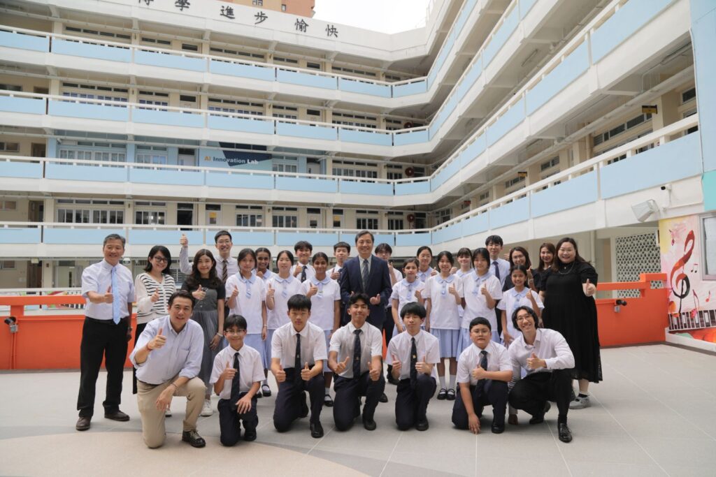 在中華基督教會桂華山中學 黃仲良校長 的敘述裡，數學從來不只是課本上的公式與分數，而是一條牽引他走過成長、選擇與承擔的路。從屋邨學校一路讀上去，他曾經因為遇到幾位好老師而被點燃興趣、被看見努力、被交付信任；多年後，他把這些「被成就」的經驗，轉化成今天帶領學校的教育取向：既重視學科的扎實，也更在意學生能否重新找回自信與動力。特別在一所多元文化背景濃厚的校園裡，他用更貼近學生處境的方法，讓學習不再是少數人的優勢，而是每個孩子都能靠近的可能。