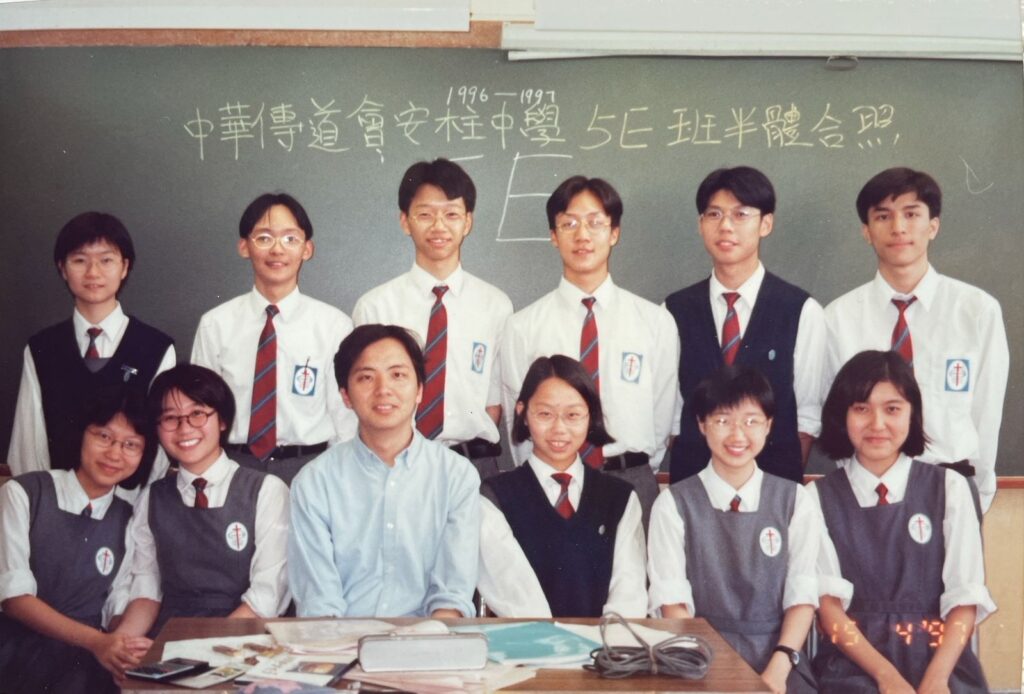 在中華基督教會桂華山中學 黃仲良校長 的敘述裡，數學從來不只是課本上的公式與分數，而是一條牽引他走過成長、選擇與承擔的路。從屋邨學校一路讀上去，他曾經因為遇到幾位好老師而被點燃興趣、被看見努力、被交付信任；多年後，他把這些「被成就」的經驗，轉化成今天帶領學校的教育取向：既重視學科的扎實，也更在意學生能否重新找回自信與動力。特別在一所多元文化背景濃厚的校園裡，他用更貼近學生處境的方法，讓學習不再是少數人的優勢，而是每個孩子都能靠近的可能。