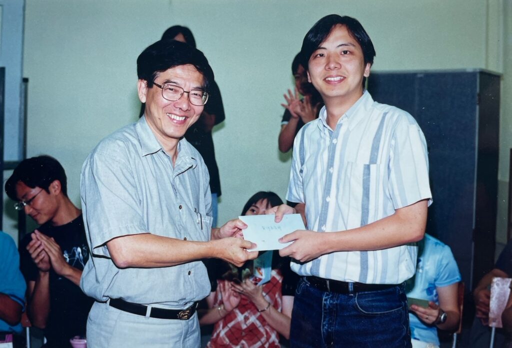 在中華基督教會桂華山中學 黃仲良校長 的敘述裡，數學從來不只是課本上的公式與分數，而是一條牽引他走過成長、選擇與承擔的路。從屋邨學校一路讀上去，他曾經因為遇到幾位好老師而被點燃興趣、被看見努力、被交付信任；多年後，他把這些「被成就」的經驗，轉化成今天帶領學校的教育取向：既重視學科的扎實，也更在意學生能否重新找回自信與動力。特別在一所多元文化背景濃厚的校園裡，他用更貼近學生處境的方法，讓學習不再是少數人的優勢，而是每個孩子都能靠近的可能。