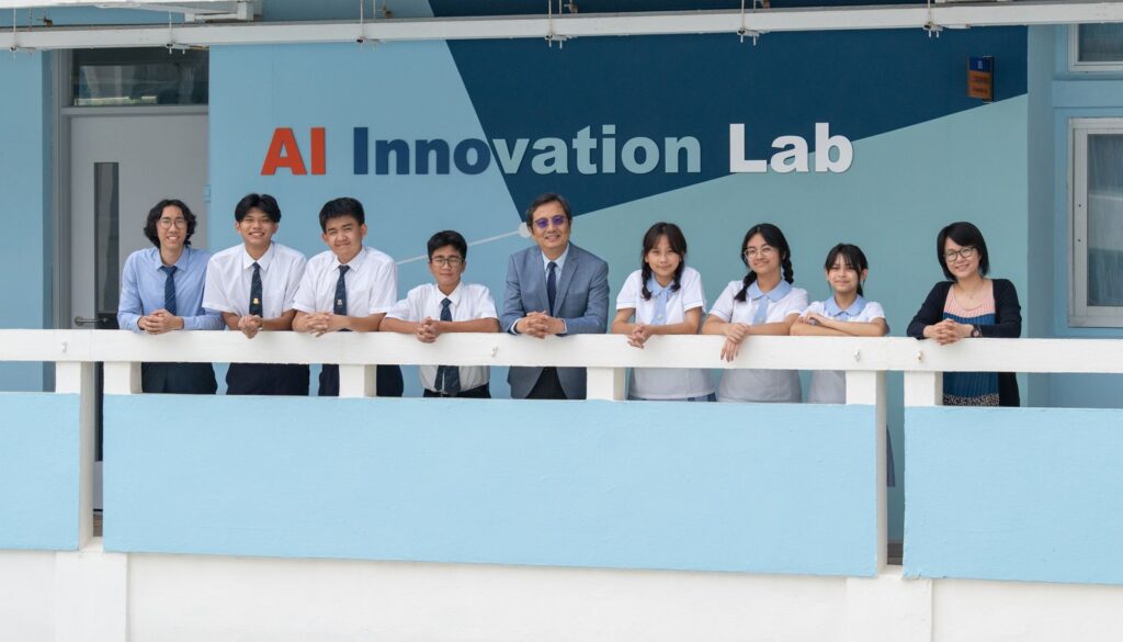 在中華基督教會桂華山中學 黃仲良校長 的敘述裡，數學從來不只是課本上的公式與分數，而是一條牽引他走過成長、選擇與承擔的路。從屋邨學校一路讀上去，他曾經因為遇到幾位好老師而被點燃興趣、被看見努力、被交付信任；多年後，他把這些「被成就」的經驗，轉化成今天帶領學校的教育取向：既重視學科的扎實，也更在意學生能否重新找回自信與動力。特別在一所多元文化背景濃厚的校園裡，他用更貼近學生處境的方法，讓學習不再是少數人的優勢，而是每個孩子都能靠近的可能。