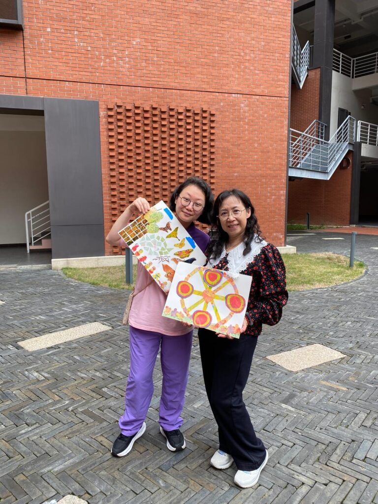 幼稚園中最動人的時刻，往往不是舞台上的畢業表演，而是孩子在某天忽然懂得說一句真心的「多謝」；又或是他願意把愛與善意，悄悄帶回家、帶到往後的人生。聖文嘉幼兒園幼稚園（荃灣）吳敏恩主任相信，教育不是把孩子「塑造成某種樣子」，而是把一些重要的價值——感恩、善心、勤力——以溫柔而堅定的方式放進他們心中。這次專訪，她由一次「偶然入行」談起，分享自己如何在孩子的回饋中找到做老師的力量，也坦白說出晉升主任後面對的人與事：家長溝通、同事協作、人事管理。從課室到團隊，她一路學、一路做，目標只有一個——讓孩子與大人，都能在同一個校園中被理解、被成就。