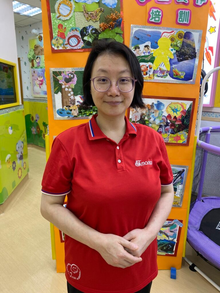 幼稚園中最動人的時刻，往往不是舞台上的畢業表演，而是孩子在某天忽然懂得說一句真心的「多謝」；又或是他願意把愛與善意，悄悄帶回家、帶到往後的人生。聖文嘉幼兒園幼稚園（荃灣）吳敏恩主任相信，教育不是把孩子「塑造成某種樣子」，而是把一些重要的價值——感恩、善心、勤力——以溫柔而堅定的方式放進他們心中。這次專訪，她由一次「偶然入行」談起，分享自己如何在孩子的回饋中找到做老師的力量，也坦白說出晉升主任後面對的人與事：家長溝通、同事協作、人事管理。從課室到團隊，她一路學、一路做，目標只有一個——讓孩子與大人，都能在同一個校園中被理解、被成就。