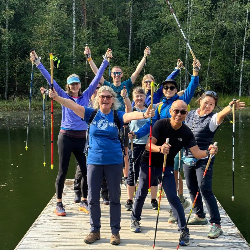 城市愈來愈繁忙，人的距離卻愈來愈遠。王偉昌（Calvin）在訪談中提起，自己成長的年代，鄰里之間有種自然的互助：師奶會幫你看顧孩子、鄰居開飯會招呼你一同吃、整棟樓的人吵吵鬧鬧卻也熱鬧。那時候的「人情味」，不是口號，而是生活的一部分。但今天的香港，很多人住在同一棟樓十幾年，見到面也未必會點頭。Calvin說，這種疏離未必只屬於香港，不同城市在現代化的路上似乎都有類似的現象：街上依然很多人，可是彼此愈來愈不相識、不相干。我們還能不能重新建立社群的連結？讓人的存在被看見，讓關係不只是功能性的交接？