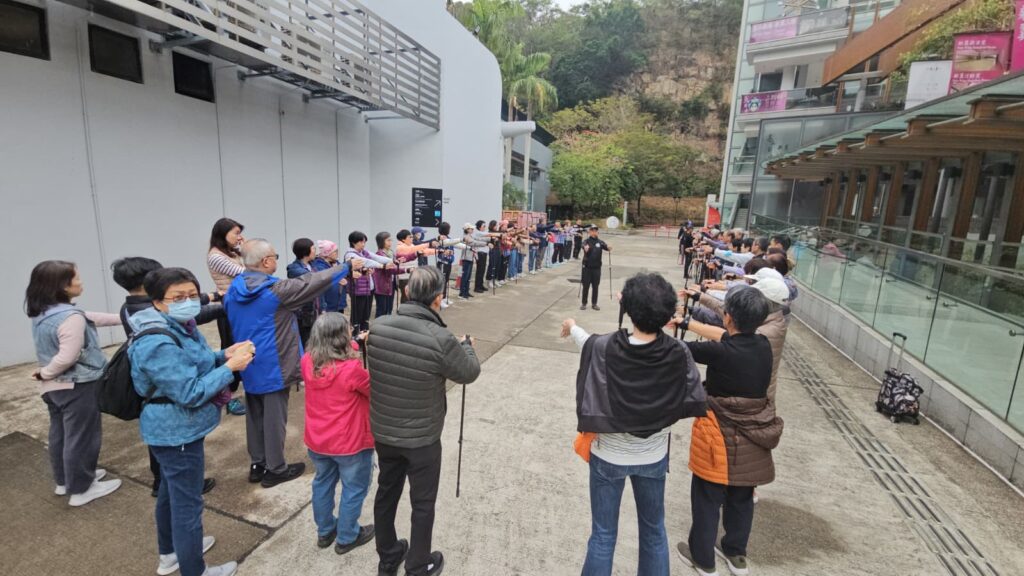 城市愈來愈繁忙，人的距離卻愈來愈遠。王偉昌（Calvin）在訪談中提起，自己成長的年代，鄰里之間有種自然的互助：師奶會幫你看顧孩子、鄰居開飯會招呼你一同吃、整棟樓的人吵吵鬧鬧卻也熱鬧。那時候的「人情味」，不是口號，而是生活的一部分。但今天的香港，很多人住在同一棟樓十幾年，見到面也未必會點頭。Calvin說，這種疏離未必只屬於香港，不同城市在現代化的路上似乎都有類似的現象：街上依然很多人，可是彼此愈來愈不相識、不相干。我們還能不能重新建立社群的連結？讓人的存在被看見，讓關係不只是功能性的交接？