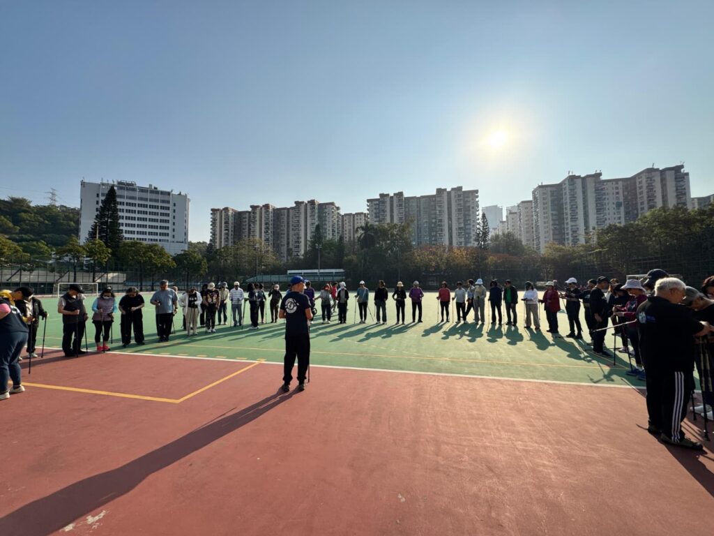 城市愈來愈繁忙，人的距離卻愈來愈遠。王偉昌（Calvin）在訪談中提起，自己成長的年代，鄰里之間有種自然的互助：師奶會幫你看顧孩子、鄰居開飯會招呼你一同吃、整棟樓的人吵吵鬧鬧卻也熱鬧。那時候的「人情味」，不是口號，而是生活的一部分。但今天的香港，很多人住在同一棟樓十幾年，見到面也未必會點頭。Calvin說，這種疏離未必只屬於香港，不同城市在現代化的路上似乎都有類似的現象：街上依然很多人，可是彼此愈來愈不相識、不相干。我們還能不能重新建立社群的連結？讓人的存在被看見，讓關係不只是功能性的交接？