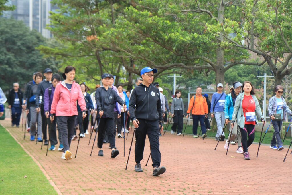 城市愈來愈繁忙，人的距離卻愈來愈遠。王偉昌（Calvin）在訪談中提起，自己成長的年代，鄰里之間有種自然的互助：師奶會幫你看顧孩子、鄰居開飯會招呼你一同吃、整棟樓的人吵吵鬧鬧卻也熱鬧。那時候的「人情味」，不是口號，而是生活的一部分。但今天的香港，很多人住在同一棟樓十幾年，見到面也未必會點頭。Calvin說，這種疏離未必只屬於香港，不同城市在現代化的路上似乎都有類似的現象：街上依然很多人，可是彼此愈來愈不相識、不相干。我們還能不能重新建立社群的連結？讓人的存在被看見，讓關係不只是功能性的交接？