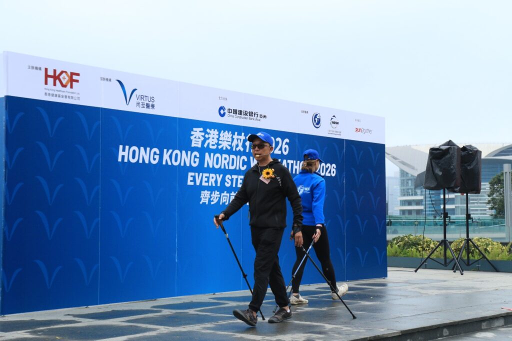 城市愈來愈繁忙，人的距離卻愈來愈遠。王偉昌（Calvin）在訪談中提起，自己成長的年代，鄰里之間有種自然的互助：師奶會幫你看顧孩子、鄰居開飯會招呼你一同吃、整棟樓的人吵吵鬧鬧卻也熱鬧。那時候的「人情味」，不是口號，而是生活的一部分。但今天的香港，很多人住在同一棟樓十幾年，見到面也未必會點頭。Calvin說，這種疏離未必只屬於香港，不同城市在現代化的路上似乎都有類似的現象：街上依然很多人，可是彼此愈來愈不相識、不相干。我們還能不能重新建立社群的連結？讓人的存在被看見，讓關係不只是功能性的交接？