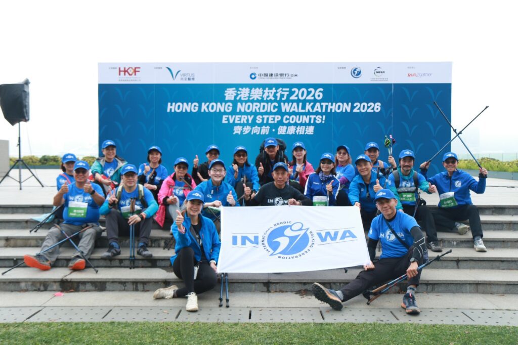 城市愈來愈繁忙，人的距離卻愈來愈遠。王偉昌（Calvin）在訪談中提起，自己成長的年代，鄰里之間有種自然的互助：師奶會幫你看顧孩子、鄰居開飯會招呼你一同吃、整棟樓的人吵吵鬧鬧卻也熱鬧。那時候的「人情味」，不是口號，而是生活的一部分。但今天的香港，很多人住在同一棟樓十幾年，見到面也未必會點頭。Calvin說，這種疏離未必只屬於香港，不同城市在現代化的路上似乎都有類似的現象：街上依然很多人，可是彼此愈來愈不相識、不相干。我們還能不能重新建立社群的連結？讓人的存在被看見，讓關係不只是功能性的交接？