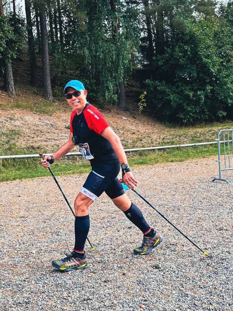 城市愈來愈繁忙，人的距離卻愈來愈遠。王偉昌（Calvin）在訪談中提起，自己成長的年代，鄰里之間有種自然的互助：師奶會幫你看顧孩子、鄰居開飯會招呼你一同吃、整棟樓的人吵吵鬧鬧卻也熱鬧。那時候的「人情味」，不是口號，而是生活的一部分。但今天的香港，很多人住在同一棟樓十幾年，見到面也未必會點頭。Calvin說，這種疏離未必只屬於香港，不同城市在現代化的路上似乎都有類似的現象：街上依然很多人，可是彼此愈來愈不相識、不相干。我們還能不能重新建立社群的連結？讓人的存在被看見，讓關係不只是功能性的交接？