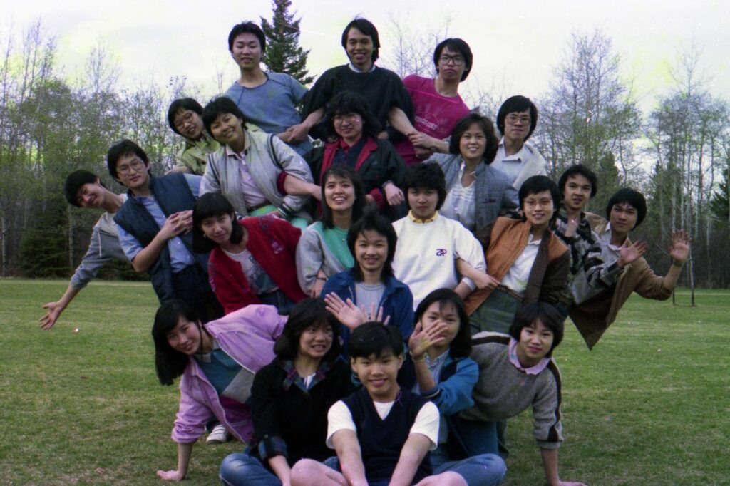 城市愈來愈繁忙，人的距離卻愈來愈遠。王偉昌（Calvin）在訪談中提起，自己成長的年代，鄰里之間有種自然的互助：師奶會幫你看顧孩子、鄰居開飯會招呼你一同吃、整棟樓的人吵吵鬧鬧卻也熱鬧。那時候的「人情味」，不是口號，而是生活的一部分。但今天的香港，很多人住在同一棟樓十幾年，見到面也未必會點頭。Calvin說，這種疏離未必只屬於香港，不同城市在現代化的路上似乎都有類似的現象：街上依然很多人，可是彼此愈來愈不相識、不相干。我們還能不能重新建立社群的連結？讓人的存在被看見，讓關係不只是功能性的交接？