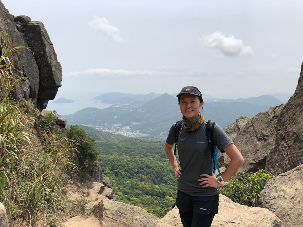 有些人生不是被一個夢想推著向前，而是被一場突如其來的意外，逼著重新學會呼吸、生活。黎嘉莉（Carrie）的故事就是這樣開始的：她原本只是和很多人一樣，忙著工作、過著平凡而踏實的日常；直到那一天，最親密的人在運動課上突然倒下，世界像被按下暫停鍵。從此，她的時間表不再以「上班下班」劃分，而是以「復康、探訪、陪伴、應變」串連成日子。她並非天生堅強的人，甚至曾在壓力最重時站在崩潰邊緣，但她一步一步走到今天，靠的不是奇蹟，而是把每一天都過成可持續的堅持，把照顧變成一條仍能走遠的路。