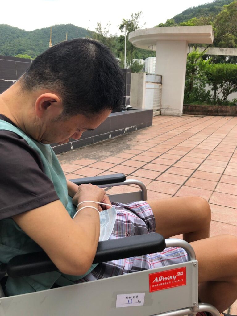 有些人生不是被一個夢想推著向前，而是被一場突如其來的意外，逼著重新學會呼吸、生活。黎嘉莉（Carrie）的故事就是這樣開始的：她原本只是和很多人一樣，忙著工作、過著平凡而踏實的日常；直到那一天，最親密的人在運動課上突然倒下，世界像被按下暫停鍵。從此，她的時間表不再以「上班下班」劃分，而是以「復康、探訪、陪伴、應變」串連成日子。她並非天生堅強的人，甚至曾在壓力最重時站在崩潰邊緣，但她一步一步走到今天，靠的不是奇蹟，而是把每一天都過成可持續的堅持，把照顧變成一條仍能走遠的路。