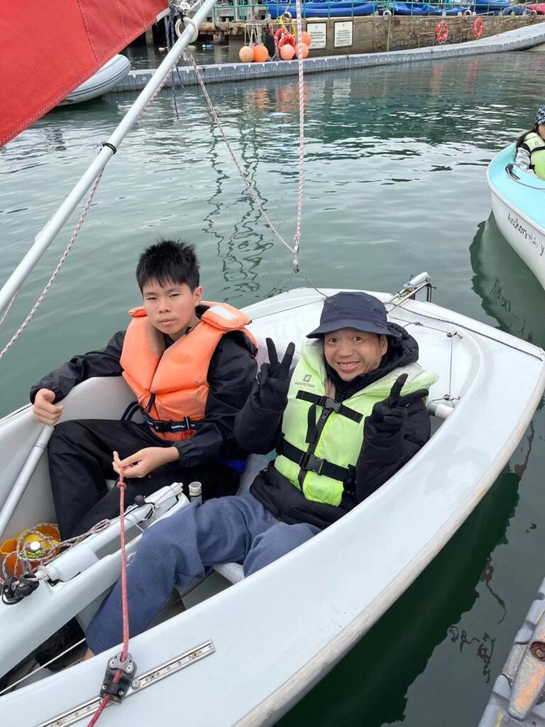 有些人生不是被一個夢想推著向前，而是被一場突如其來的意外，逼著重新學會呼吸、生活。黎嘉莉（Carrie）的故事就是這樣開始的：她原本只是和很多人一樣，忙著工作、過著平凡而踏實的日常；直到那一天，最親密的人在運動課上突然倒下，世界像被按下暫停鍵。從此，她的時間表不再以「上班下班」劃分，而是以「復康、探訪、陪伴、應變」串連成日子。她並非天生堅強的人，甚至曾在壓力最重時站在崩潰邊緣，但她一步一步走到今天，靠的不是奇蹟，而是把每一天都過成可持續的堅持，把照顧變成一條仍能走遠的路。