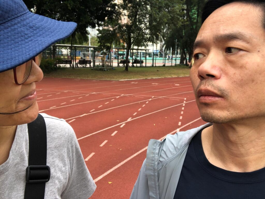 有些人生不是被一個夢想推著向前，而是被一場突如其來的意外，逼著重新學會呼吸、生活。黎嘉莉（Carrie）的故事就是這樣開始的：她原本只是和很多人一樣，忙著工作、過著平凡而踏實的日常；直到那一天，最親密的人在運動課上突然倒下，世界像被按下暫停鍵。從此，她的時間表不再以「上班下班」劃分，而是以「復康、探訪、陪伴、應變」串連成日子。她並非天生堅強的人，甚至曾在壓力最重時站在崩潰邊緣，但她一步一步走到今天，靠的不是奇蹟，而是把每一天都過成可持續的堅持，把照顧變成一條仍能走遠的路。