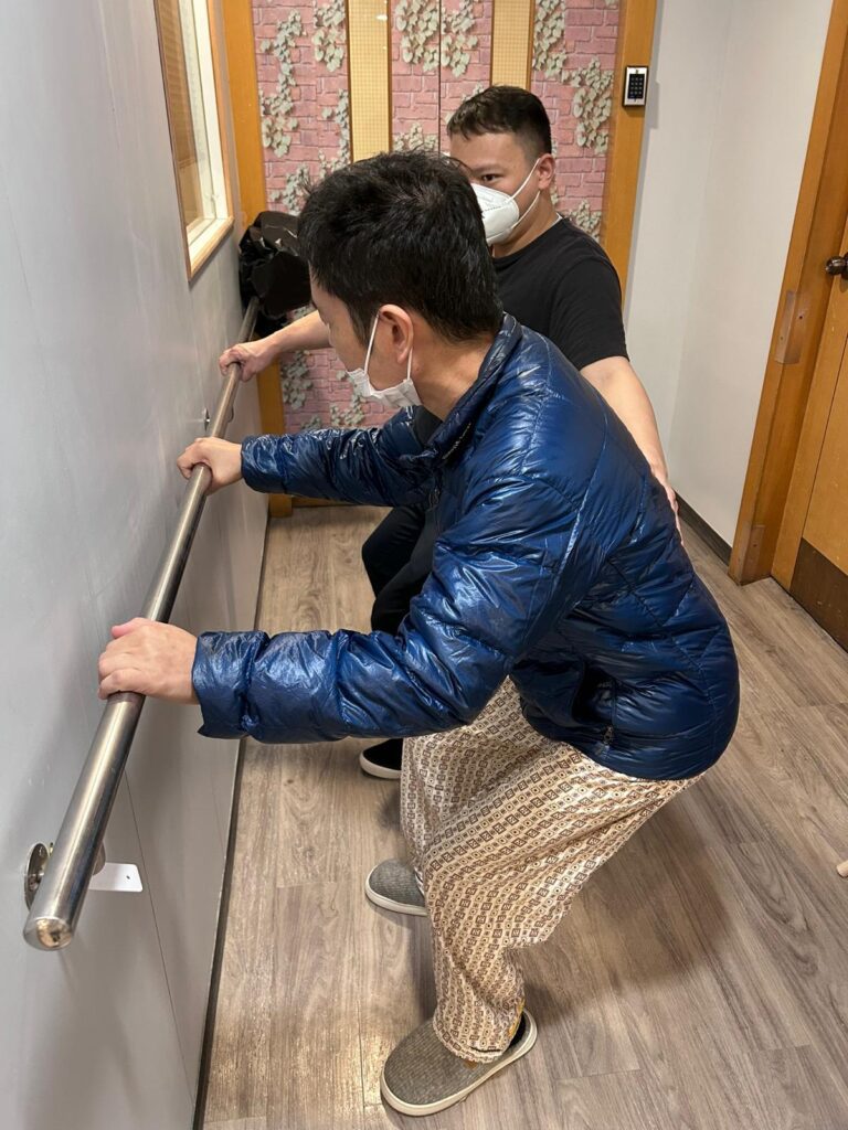 有些人生不是被一個夢想推著向前，而是被一場突如其來的意外，逼著重新學會呼吸、生活。黎嘉莉（Carrie）的故事就是這樣開始的：她原本只是和很多人一樣，忙著工作、過著平凡而踏實的日常；直到那一天，最親密的人在運動課上突然倒下，世界像被按下暫停鍵。從此，她的時間表不再以「上班下班」劃分，而是以「復康、探訪、陪伴、應變」串連成日子。她並非天生堅強的人，甚至曾在壓力最重時站在崩潰邊緣，但她一步一步走到今天，靠的不是奇蹟，而是把每一天都過成可持續的堅持，把照顧變成一條仍能走遠的路。