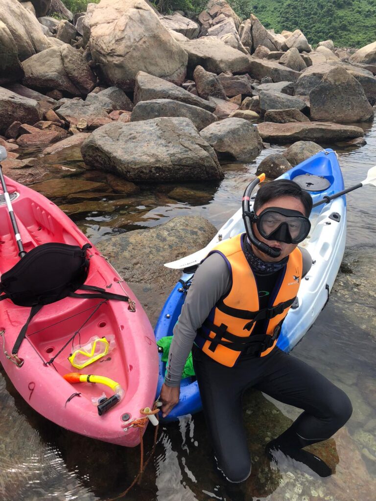 有些人生不是被一個夢想推著向前，而是被一場突如其來的意外，逼著重新學會呼吸、生活。黎嘉莉（Carrie）的故事就是這樣開始的：她原本只是和很多人一樣，忙著工作、過著平凡而踏實的日常；直到那一天，最親密的人在運動課上突然倒下，世界像被按下暫停鍵。從此，她的時間表不再以「上班下班」劃分，而是以「復康、探訪、陪伴、應變」串連成日子。她並非天生堅強的人，甚至曾在壓力最重時站在崩潰邊緣，但她一步一步走到今天，靠的不是奇蹟，而是把每一天都過成可持續的堅持，把照顧變成一條仍能走遠的路。