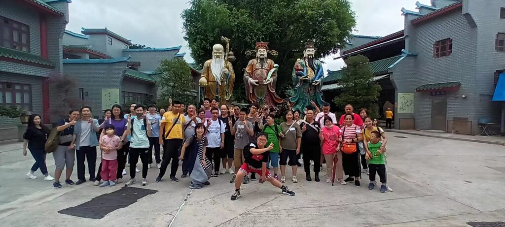 有些人生不是被一個夢想推著向前，而是被一場突如其來的意外，逼著重新學會呼吸、生活。黎嘉莉（Carrie）的故事就是這樣開始的：她原本只是和很多人一樣，忙著工作、過著平凡而踏實的日常；直到那一天，最親密的人在運動課上突然倒下，世界像被按下暫停鍵。從此，她的時間表不再以「上班下班」劃分，而是以「復康、探訪、陪伴、應變」串連成日子。她並非天生堅強的人，甚至曾在壓力最重時站在崩潰邊緣，但她一步一步走到今天，靠的不是奇蹟，而是把每一天都過成可持續的堅持，把照顧變成一條仍能走遠的路。