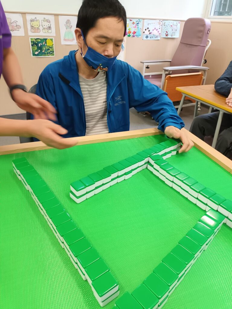 有些人生不是被一個夢想推著向前，而是被一場突如其來的意外，逼著重新學會呼吸、生活。黎嘉莉（Carrie）的故事就是這樣開始的：她原本只是和很多人一樣，忙著工作、過著平凡而踏實的日常；直到那一天，最親密的人在運動課上突然倒下，世界像被按下暫停鍵。從此，她的時間表不再以「上班下班」劃分，而是以「復康、探訪、陪伴、應變」串連成日子。她並非天生堅強的人，甚至曾在壓力最重時站在崩潰邊緣，但她一步一步走到今天，靠的不是奇蹟，而是把每一天都過成可持續的堅持，把照顧變成一條仍能走遠的路。