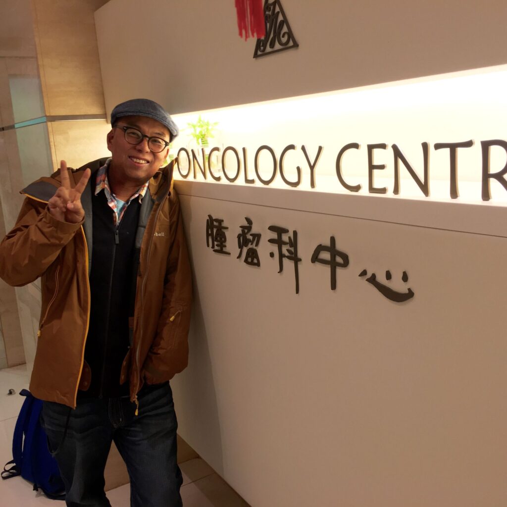 在香港這座總是走得很快的城市裡，有些人用速度贏得掌聲；也有些人選擇慢一點，把目光放回人的心上。陳智華，人稱「大泥」，就是後者。他從電台美術起步、在《東方日報》連載六年累積逾二千二百幅作品；後來經歷病痛，學會與限制共處。他一路把創作從「想做厲害的事」轉成「願意把真實說清楚」——把「畫」當工具，把「人」放回故事裡。