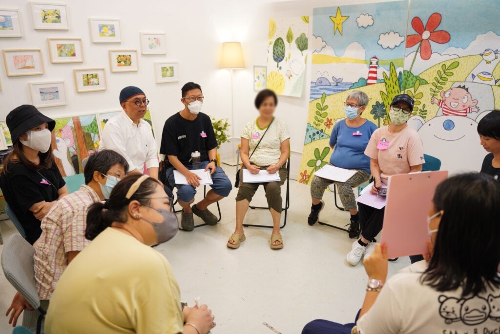 在香港這座總是走得很快的城市裡，有些人用速度贏得掌聲；也有些人選擇慢一點，把目光放回人的心上。陳智華，人稱「大泥」，就是後者。他從電台美術起步、在《東方日報》連載六年累積逾二千二百幅作品；後來經歷病痛，學會與限制共處。他一路把創作從「想做厲害的事」轉成「願意把真實說清楚」——把「畫」當工具，把「人」放回故事裡。
