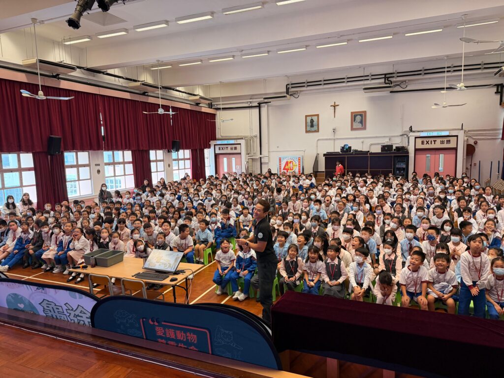 龜途創辦人 邦Sir的救援故事，從來不是「一時熱血」。清晨五點半起身做正職，轉身又要處理求助、安置、跟進和教育工作——他把動物救援做成一套可持續的日常：講流程、講資源、講底線，更講「標準」。在龜途，他不追求收得多、也不靠賣慘換流量；他在意的是每一個生命被接住之後，能不能被好好照顧，能不能在校園裡變成真正的生命教育，而不是「死咗就換一隻」的消耗品。這篇文章帶你走近邦Sir：一個把善意做實、把責任做到底的人。