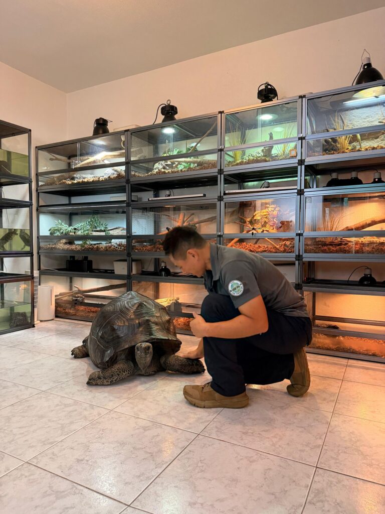 邦Sir的救援故事，從來不是「一時熱血」。清晨五點半起身做正職，轉身又要處理求助、安置、跟進和教育工作——他把動物救援做成一套可持續的日常：講流程、講資源、講底線，更講「標準」。在龜途，他不追求收得多、也不靠賣慘換流量；他在意的是每一個生命被接住之後，能不能被好好照顧，能不能在校園裡變成真正的生命教育，而不是「死咗就換一隻」的消耗品。這篇文章帶你走近邦Sir：一個把善意做實、把責任做到底的人。