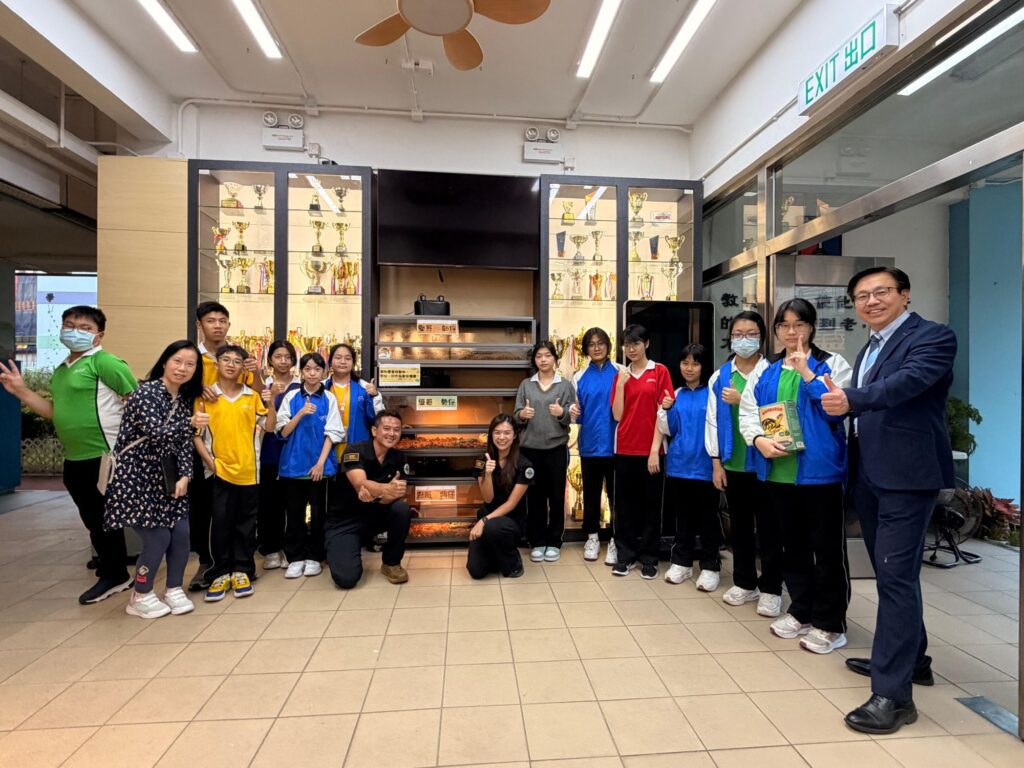 邦Sir的救援故事，從來不是「一時熱血」。清晨五點半起身做正職，轉身又要處理求助、安置、跟進和教育工作——他把動物救援做成一套可持續的日常：講流程、講資源、講底線，更講「標準」。在龜途，他不追求收得多、也不靠賣慘換流量；他在意的是每一個生命被接住之後，能不能被好好照顧，能不能在校園裡變成真正的生命教育，而不是「死咗就換一隻」的消耗品。這篇文章帶你走近邦Sir：一個把善意做實、把責任做到底的人。