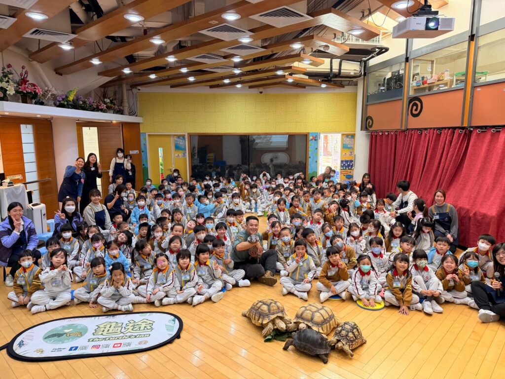 邦Sir的救援故事，從來不是「一時熱血」。清晨五點半起身做正職，轉身又要處理求助、安置、跟進和教育工作——他把動物救援做成一套可持續的日常：講流程、講資源、講底線，更講「標準」。在龜途，他不追求收得多、也不靠賣慘換流量；他在意的是每一個生命被接住之後，能不能被好好照顧，能不能在校園裡變成真正的生命教育，而不是「死咗就換一隻」的消耗品。這篇文章帶你走近邦Sir：一個把善意做實、把責任做到底的人。