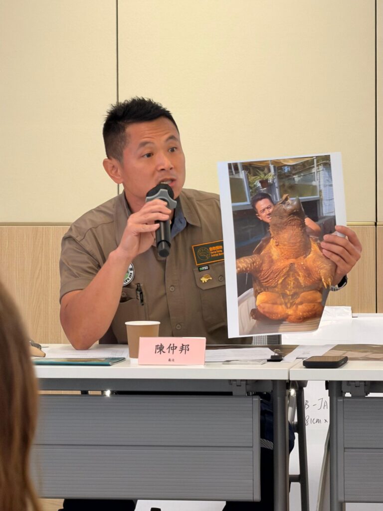 邦Sir的救援故事，從來不是「一時熱血」。清晨五點半起身做正職，轉身又要處理求助、安置、跟進和教育工作——他把動物救援做成一套可持續的日常：講流程、講資源、講底線，更講「標準」。在龜途，他不追求收得多、也不靠賣慘換流量；他在意的是每一個生命被接住之後，能不能被好好照顧，能不能在校園裡變成真正的生命教育，而不是「死咗就換一隻」的消耗品。這篇文章帶你走近邦Sir：一個把善意做實、把責任做到底的人。