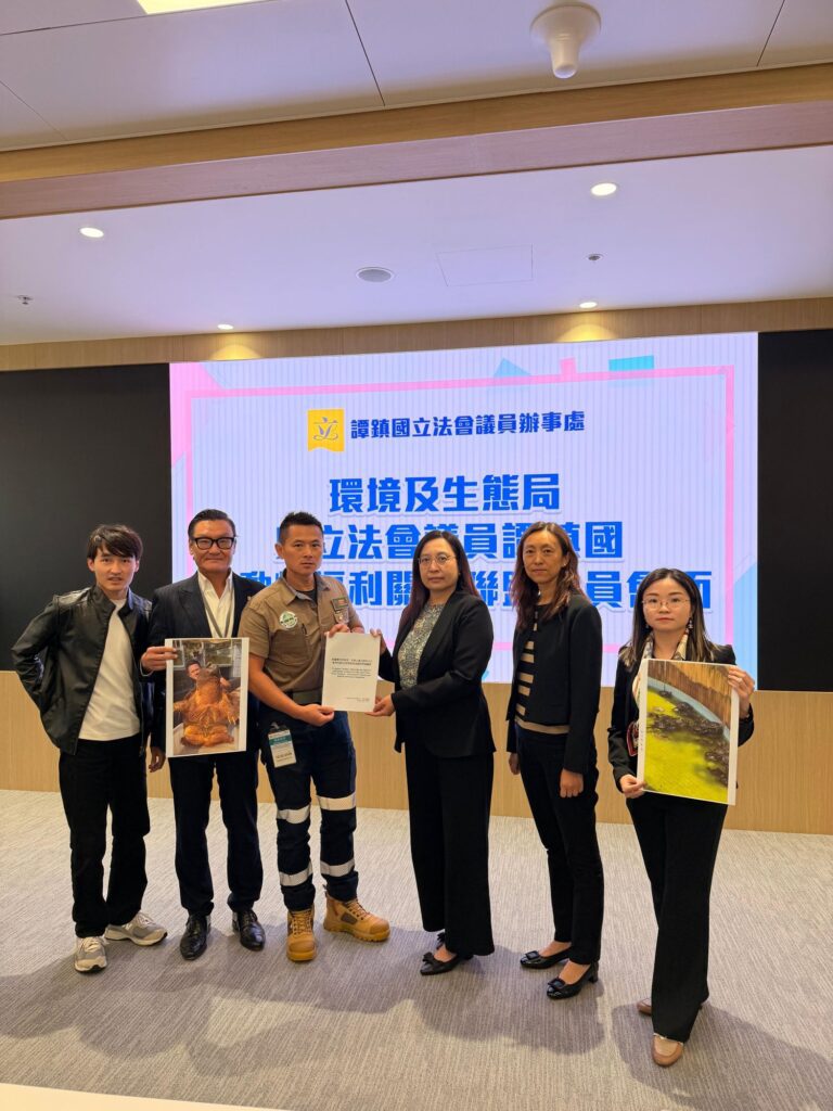 邦Sir的救援故事，從來不是「一時熱血」。清晨五點半起身做正職，轉身又要處理求助、安置、跟進和教育工作——他把動物救援做成一套可持續的日常：講流程、講資源、講底線，更講「標準」。在龜途，他不追求收得多、也不靠賣慘換流量；他在意的是每一個生命被接住之後，能不能被好好照顧，能不能在校園裡變成真正的生命教育，而不是「死咗就換一隻」的消耗品。這篇文章帶你走近邦Sir：一個把善意做實、把責任做到底的人。