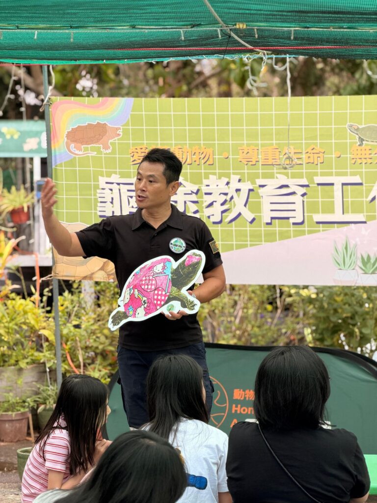 邦Sir的救援故事，從來不是「一時熱血」。清晨五點半起身做正職，轉身又要處理求助、安置、跟進和教育工作——他把動物救援做成一套可持續的日常：講流程、講資源、講底線，更講「標準」。在龜途，他不追求收得多、也不靠賣慘換流量；他在意的是每一個生命被接住之後，能不能被好好照顧，能不能在校園裡變成真正的生命教育，而不是「死咗就換一隻」的消耗品。這篇文章帶你走近邦Sir：一個把善意做實、把責任做到底的人。