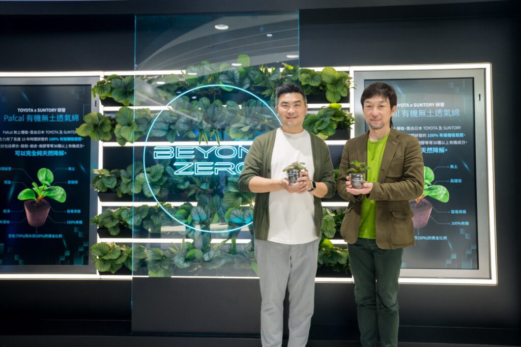 在城市的水泥縫裡，很多人都想要一點綠意：想在辦公桌旁擺盆植物、想讓樓宇外牆降溫、想讓室內多一點自然感，情緒也能放鬆些。但真正困難的，往往不是「想不想」，而是「能不能開始」以及「能不能維持」。Plant Plant 行政總監 馬忠豪Alvin的故事，正是從這個矛盾切入——他把綠化從漂亮的點綴，做成一套可以複製、可以落地、能讓更多人參與的系統。一路走來，他從不避談挫敗：植物曾經大規模枯死、項目被質疑、行業缺乏標準；但他也同樣不放棄行動，總能把問題拆開、把方法做出來，然後與團隊與合作夥伴一起往前走。
