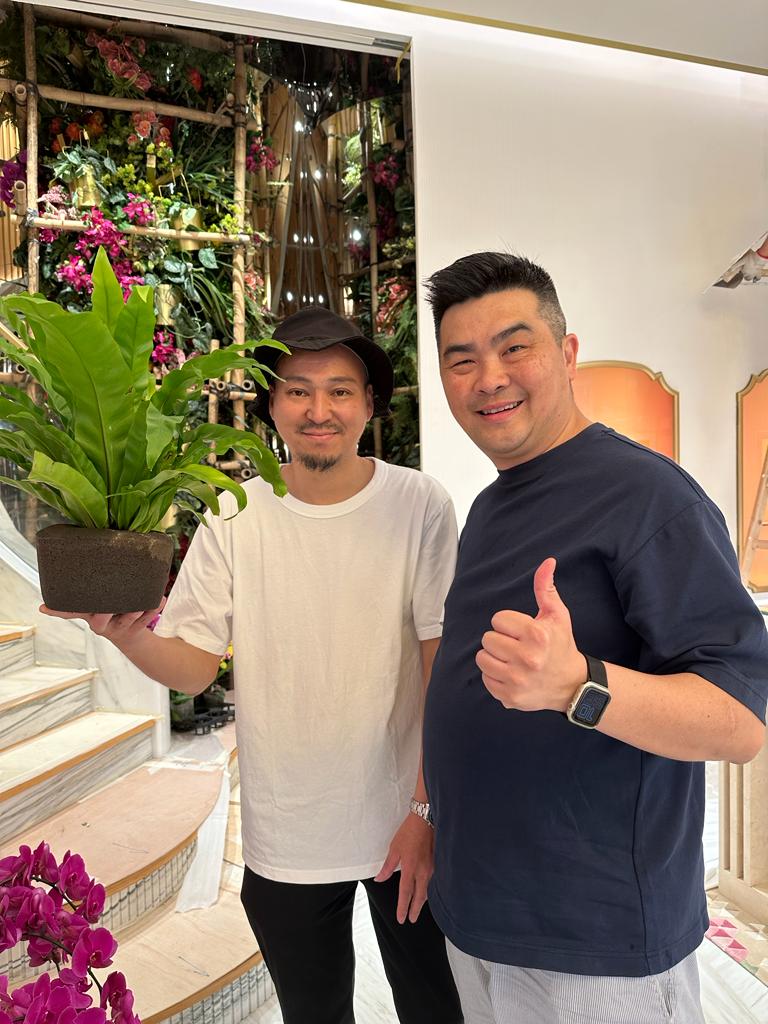 在城市的水泥縫裡，很多人都想要一點綠意：想在辦公桌旁擺盆植物、想讓樓宇外牆降溫、想讓室內多一點自然感，情緒也能放鬆些。但真正困難的，往往不是「想不想」，而是「能不能開始」以及「能不能維持」。Plant Plant 行政總監 馬忠豪Alvin的故事，正是從這個矛盾切入——他把綠化從漂亮的點綴，做成一套可以複製、可以落地、能讓更多人參與的系統。一路走來，他從不避談挫敗：植物曾經大規模枯死、項目被質疑、行業缺乏標準；但他也同樣不放棄行動，總能把問題拆開、把方法做出來，然後與團隊與合作夥伴一起往前走。