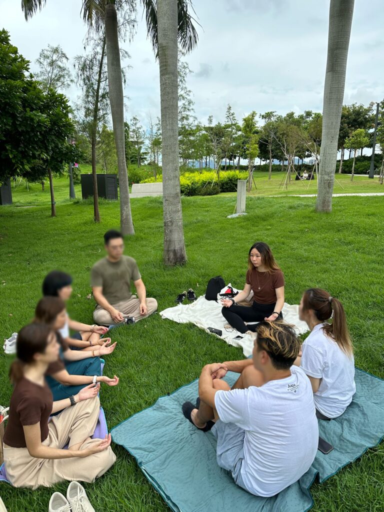 有些人的轉變不是一夜之間完成，而是把一次次跌倒、一次次自我懷疑，慢慢整理成可以依靠的秩序。莫祖兒Joey就是這樣的人。她走過情緒起伏與長期壓力，也在職場十年的磨練裡學會了如何撐住自己；直到一次挫折把她推到谷底，她才開始把人生重新排列，回到內在真正需要的位置。今天的她，把設計與商業思維、內容創作與影片製作的實戰、以及身心靈與潛意識工作的整理融合在一起，逐步建立出自己的方法論與教學系統；更重要的是，她把這些方法變成可被理解、可被練習的路徑，陪伴更多人走向更清晰、更穩定的自己，一步步打造屬於自己的、快樂的人生。