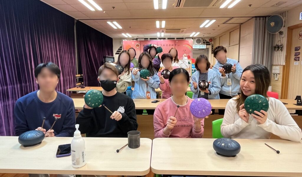 有些人的轉變不是一夜之間完成，而是把一次次跌倒、一次次自我懷疑，慢慢整理成可以依靠的秩序。莫祖兒Joey就是這樣的人。她走過情緒起伏與長期壓力，也在職場十年的磨練裡學會了如何撐住自己；直到一次挫折把她推到谷底，她才開始把人生重新排列，回到內在真正需要的位置。今天的她，把設計與商業思維、內容創作與影片製作的實戰、以及身心靈與潛意識工作的整理融合在一起，逐步建立出自己的方法論與教學系統；更重要的是，她把這些方法變成可被理解、可被練習的路徑，陪伴更多人走向更清晰、更穩定的自己，一步步打造屬於自己的、快樂的人生。