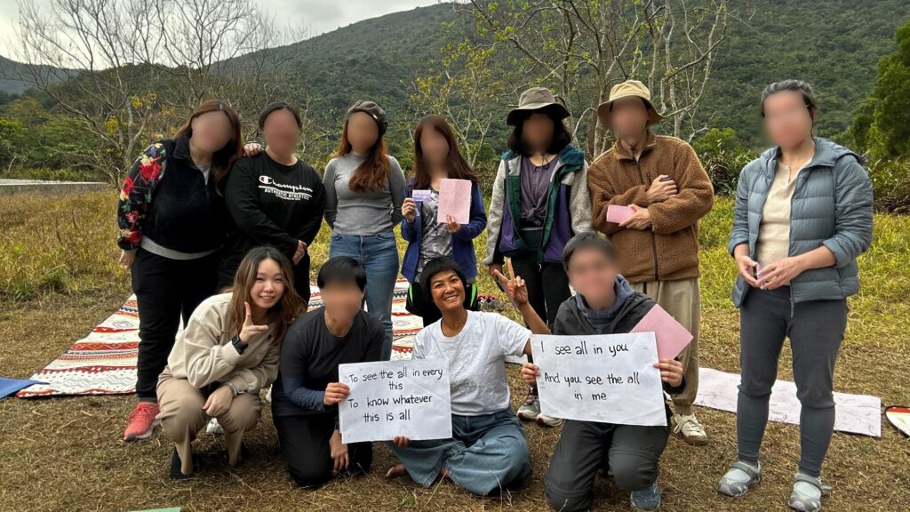 有些人的轉變不是一夜之間完成，而是把一次次跌倒、一次次自我懷疑，慢慢整理成可以依靠的秩序。莫祖兒Joey就是這樣的人。她走過情緒起伏與長期壓力，也在職場十年的磨練裡學會了如何撐住自己；直到一次挫折把她推到谷底，她才開始把人生重新排列，回到內在真正需要的位置。今天的她，把設計與商業思維、內容創作與影片製作的實戰、以及身心靈與潛意識工作的整理融合在一起，逐步建立出自己的方法論與教學系統；更重要的是，她把這些方法變成可被理解、可被練習的路徑，陪伴更多人走向更清晰、更穩定的自己，一步步打造屬於自己的、快樂的人生。