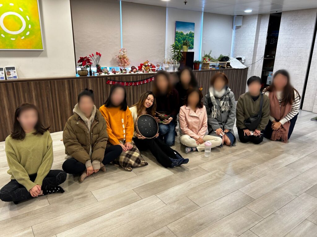 有些人的轉變不是一夜之間完成，而是把一次次跌倒、一次次自我懷疑，慢慢整理成可以依靠的秩序。莫祖兒Joey就是這樣的人。她走過情緒起伏與長期壓力，也在職場十年的磨練裡學會了如何撐住自己；直到一次挫折把她推到谷底，她才開始把人生重新排列，回到內在真正需要的位置。今天的她，把設計與商業思維、內容創作與影片製作的實戰、以及身心靈與潛意識工作的整理融合在一起，逐步建立出自己的方法論與教學系統；更重要的是，她把這些方法變成可被理解、可被練習的路徑，陪伴更多人走向更清晰、更穩定的自己，一步步打造屬於自己的、快樂的人生。