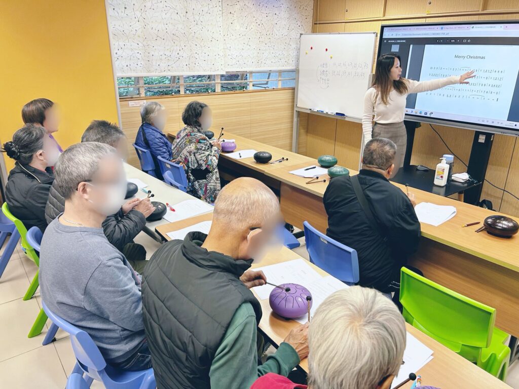 有些人的轉變不是一夜之間完成，而是把一次次跌倒、一次次自我懷疑，慢慢整理成可以依靠的秩序。莫祖兒Joey就是這樣的人。她走過情緒起伏與長期壓力，也在職場十年的磨練裡學會了如何撐住自己；直到一次挫折把她推到谷底，她才開始把人生重新排列，回到內在真正需要的位置。今天的她，把設計與商業思維、內容創作與影片製作的實戰、以及身心靈與潛意識工作的整理融合在一起，逐步建立出自己的方法論與教學系統；更重要的是，她把這些方法變成可被理解、可被練習的路徑，陪伴更多人走向更清晰、更穩定的自己，一步步打造屬於自己的、快樂的人生。