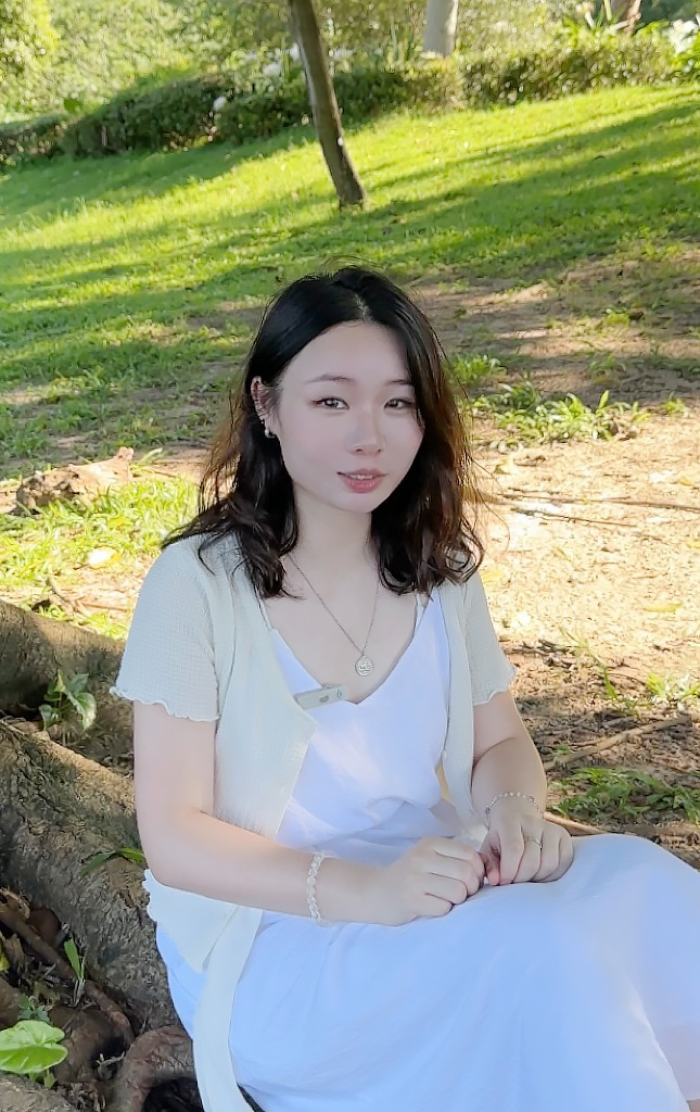 有些人的轉變不是一夜之間完成，而是把一次次跌倒、一次次自我懷疑，慢慢整理成可以依靠的秩序。莫祖兒Joey就是這樣的人。她走過情緒起伏與長期壓力，也在職場十年的磨練裡學會了如何撐住自己；直到一次挫折把她推到谷底，她才開始把人生重新排列，回到內在真正需要的位置。今天的她，把設計與商業思維、內容創作與影片製作的實戰、以及身心靈與潛意識工作的整理融合在一起，逐步建立出自己的方法論與教學系統；更重要的是，她把這些方法變成可被理解、可被練習的路徑，陪伴更多人走向更清晰、更穩定的自己，一步步打造屬於自己的、快樂的人生。