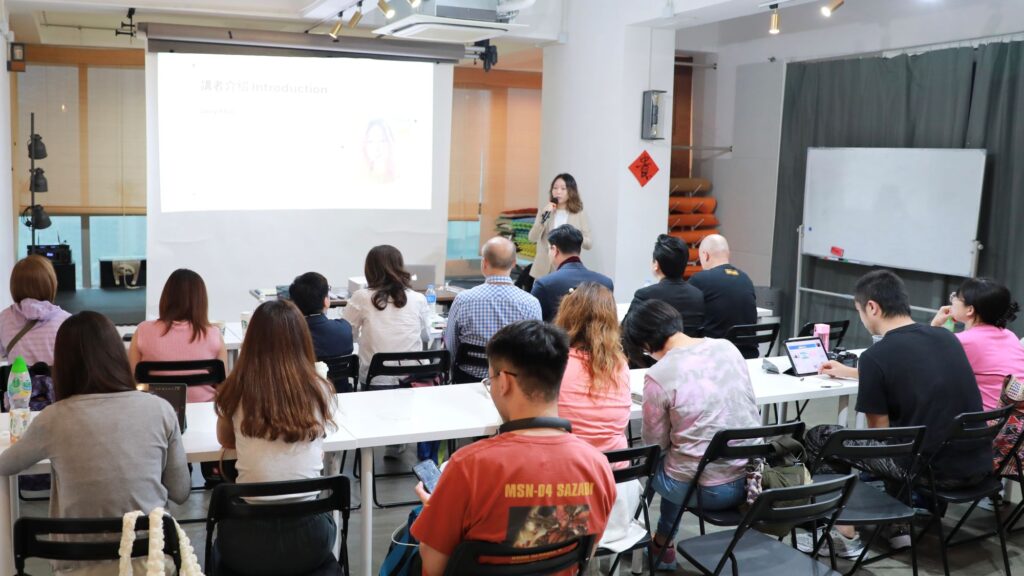 有些人的轉變不是一夜之間完成，而是把一次次跌倒、一次次自我懷疑，慢慢整理成可以依靠的秩序。莫祖兒Joey就是這樣的人。她走過情緒起伏與長期壓力，也在職場十年的磨練裡學會了如何撐住自己；直到一次挫折把她推到谷底，她才開始把人生重新排列，回到內在真正需要的位置。今天的她，把設計與商業思維、內容創作與影片製作的實戰、以及身心靈與潛意識工作的整理融合在一起，逐步建立出自己的方法論與教學系統；更重要的是，她把這些方法變成可被理解、可被練習的路徑，陪伴更多人走向更清晰、更穩定的自己，一步步打造屬於自己的、快樂的人生。