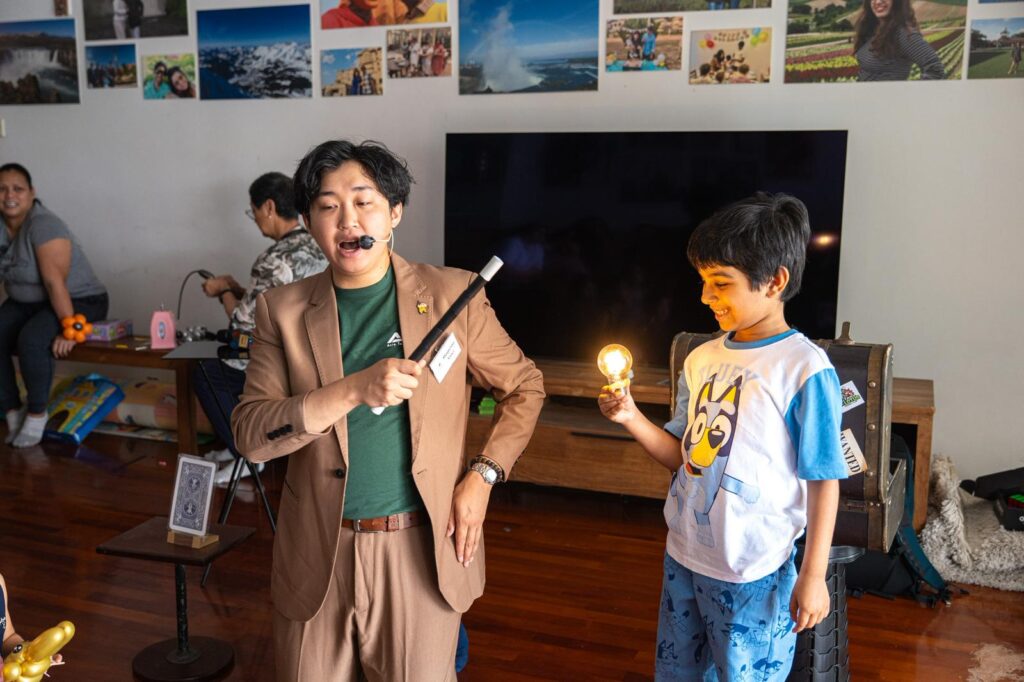 Mystic 創辦人 Vinci Tang 第一次接觸魔術，是在小學。不是什麼隆重的啟蒙課，也不是誰把他帶進門；而是電視裡那些讓人看不懂卻又忍不住盯著看的畫面。那時候他也試過照著學，甚至邊看邊猜步驟，但「看懂」和「做得到」差很遠。魔術不像考試，抄答案不會得分；你得靠手、靠節奏、靠一次次失敗，把技巧磨成肌肉記憶。有一次校園活動中，他在那裡買到一本教魔術的書。書帶回家後，卻長時間放在一旁沒翻。多年後回頭看，那本書像一個埋伏很久的伏筆：它不急著改變你，但會在某個時間點，等你準備好再出現。