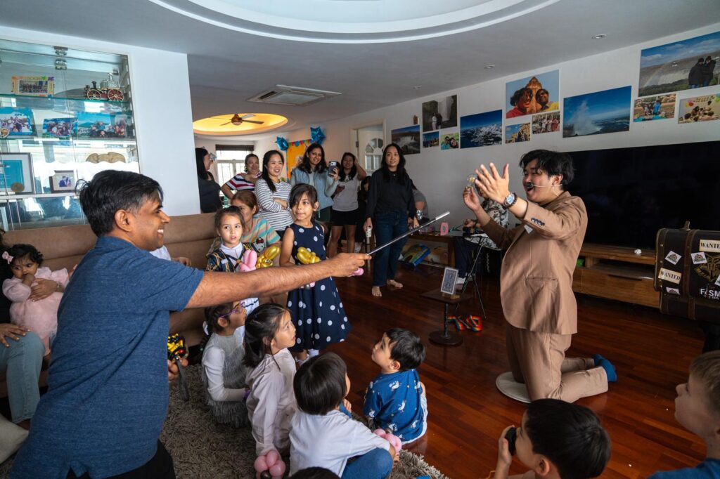 Mystic 創辦人 Vinci Tang 第一次接觸魔術，是在小學。不是什麼隆重的啟蒙課，也不是誰把他帶進門；而是電視裡那些讓人看不懂卻又忍不住盯著看的畫面。那時候他也試過照著學，甚至邊看邊猜步驟，但「看懂」和「做得到」差很遠。魔術不像考試，抄答案不會得分；你得靠手、靠節奏、靠一次次失敗，把技巧磨成肌肉記憶。有一次校園活動中，他在那裡買到一本教魔術的書。書帶回家後，卻長時間放在一旁沒翻。多年後回頭看，那本書像一個埋伏很久的伏筆：它不急著改變你，但會在某個時間點，等你準備好再出現。