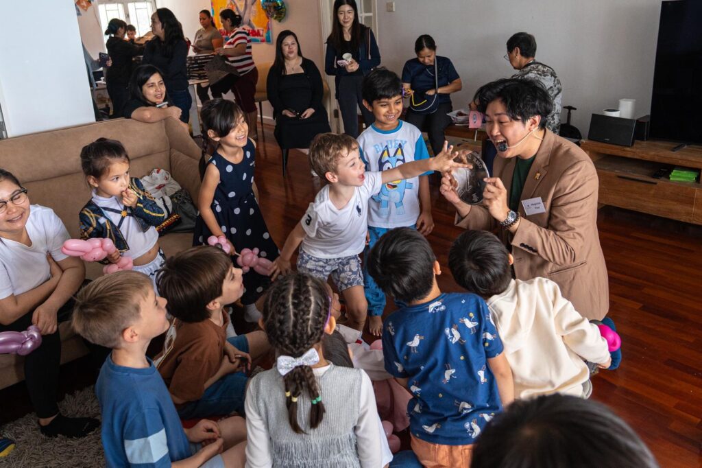 Mystic 創辦人 Vinci Tang 第一次接觸魔術，是在小學。不是什麼隆重的啟蒙課，也不是誰把他帶進門；而是電視裡那些讓人看不懂卻又忍不住盯著看的畫面。那時候他也試過照著學，甚至邊看邊猜步驟，但「看懂」和「做得到」差很遠。魔術不像考試，抄答案不會得分；你得靠手、靠節奏、靠一次次失敗，把技巧磨成肌肉記憶。有一次校園活動中，他在那裡買到一本教魔術的書。書帶回家後，卻長時間放在一旁沒翻。多年後回頭看，那本書像一個埋伏很久的伏筆：它不急著改變你，但會在某個時間點，等你準備好再出現。