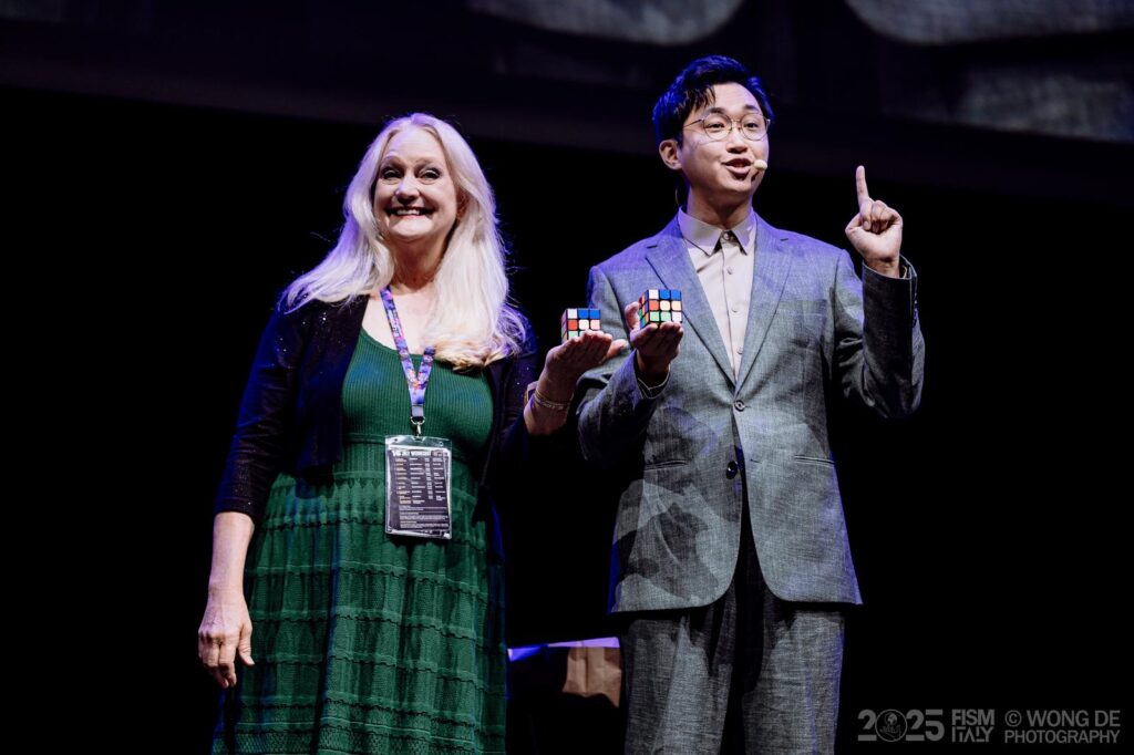 Mystic 創辦人 Vinci Tang 第一次接觸魔術，是在小學。不是什麼隆重的啟蒙課，也不是誰把他帶進門；而是電視裡那些讓人看不懂卻又忍不住盯著看的畫面。那時候他也試過照著學，甚至邊看邊猜步驟，但「看懂」和「做得到」差很遠。魔術不像考試，抄答案不會得分；你得靠手、靠節奏、靠一次次失敗，把技巧磨成肌肉記憶。有一次校園活動中，他在那裡買到一本教魔術的書。書帶回家後，卻長時間放在一旁沒翻。多年後回頭看，那本書像一個埋伏很久的伏筆：它不急著改變你，但會在某個時間點，等你準備好再出現。