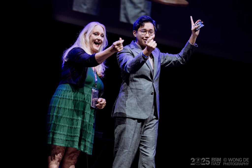 Mystic 創辦人 Vinci Tang 第一次接觸魔術，是在小學。不是什麼隆重的啟蒙課，也不是誰把他帶進門；而是電視裡那些讓人看不懂卻又忍不住盯著看的畫面。那時候他也試過照著學，甚至邊看邊猜步驟，但「看懂」和「做得到」差很遠。魔術不像考試，抄答案不會得分；你得靠手、靠節奏、靠一次次失敗，把技巧磨成肌肉記憶。有一次校園活動中，他在那裡買到一本教魔術的書。書帶回家後，卻長時間放在一旁沒翻。多年後回頭看，那本書像一個埋伏很久的伏筆：它不急著改變你，但會在某個時間點，等你準備好再出現。