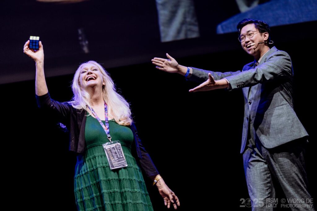 Mystic 創辦人 Vinci Tang 第一次接觸魔術，是在小學。不是什麼隆重的啟蒙課，也不是誰把他帶進門；而是電視裡那些讓人看不懂卻又忍不住盯著看的畫面。那時候他也試過照著學，甚至邊看邊猜步驟，但「看懂」和「做得到」差很遠。魔術不像考試，抄答案不會得分；你得靠手、靠節奏、靠一次次失敗，把技巧磨成肌肉記憶。有一次校園活動中，他在那裡買到一本教魔術的書。書帶回家後，卻長時間放在一旁沒翻。多年後回頭看，那本書像一個埋伏很久的伏筆：它不急著改變你，但會在某個時間點，等你準備好再出現。