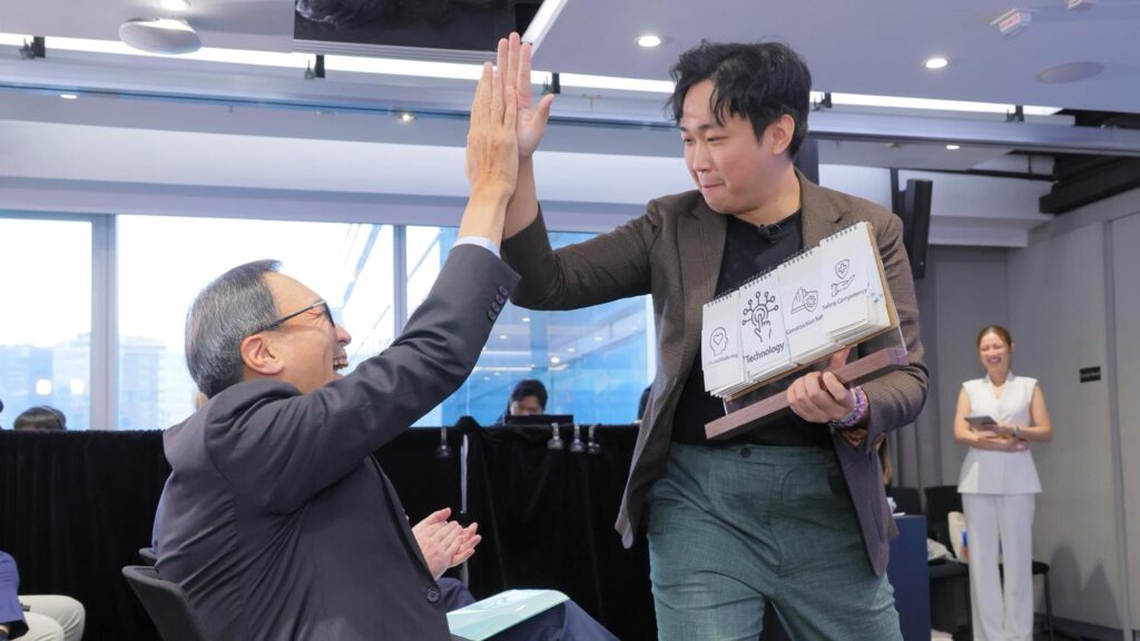 Mystic 創辦人 Vinci Tang 第一次接觸魔術，是在小學。不是什麼隆重的啟蒙課，也不是誰把他帶進門；而是電視裡那些讓人看不懂卻又忍不住盯著看的畫面。那時候他也試過照著學，甚至邊看邊猜步驟，但「看懂」和「做得到」差很遠。魔術不像考試，抄答案不會得分；你得靠手、靠節奏、靠一次次失敗，把技巧磨成肌肉記憶。有一次校園活動中，他在那裡買到一本教魔術的書。書帶回家後，卻長時間放在一旁沒翻。多年後回頭看，那本書像一個埋伏很久的伏筆：它不急著改變你，但會在某個時間點，等你準備好再出現。