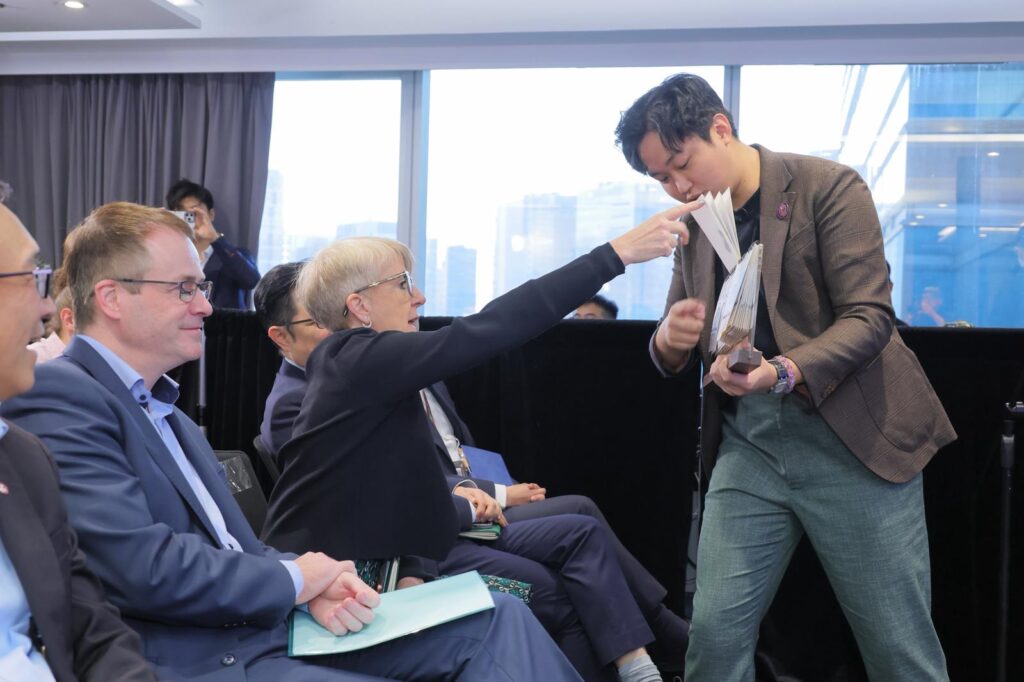 Mystic 創辦人 Vinci Tang 第一次接觸魔術，是在小學。不是什麼隆重的啟蒙課，也不是誰把他帶進門；而是電視裡那些讓人看不懂卻又忍不住盯著看的畫面。那時候他也試過照著學，甚至邊看邊猜步驟，但「看懂」和「做得到」差很遠。魔術不像考試，抄答案不會得分；你得靠手、靠節奏、靠一次次失敗，把技巧磨成肌肉記憶。有一次校園活動中，他在那裡買到一本教魔術的書。書帶回家後，卻長時間放在一旁沒翻。多年後回頭看，那本書像一個埋伏很久的伏筆：它不急著改變你，但會在某個時間點，等你準備好再出現。