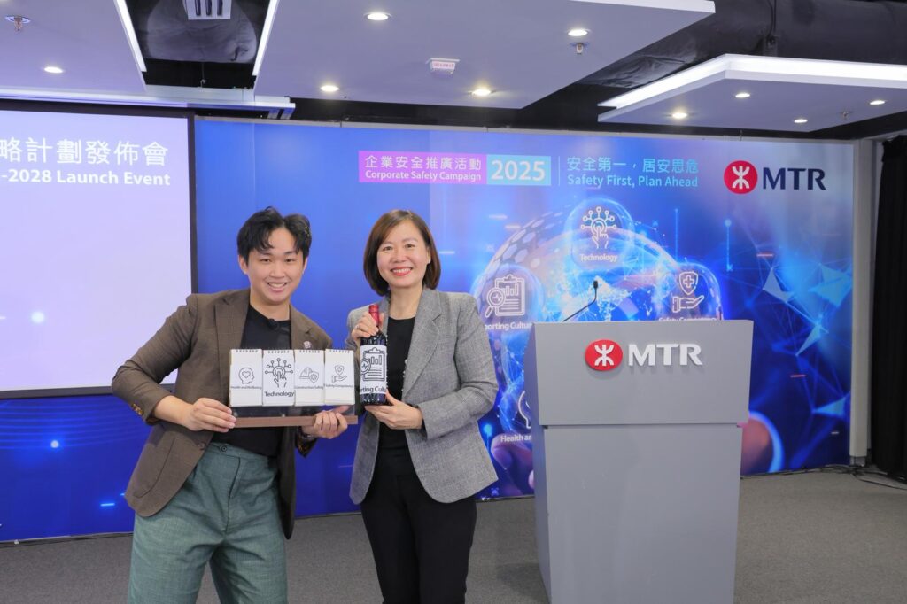 Mystic 創辦人 Vinci Tang 第一次接觸魔術，是在小學。不是什麼隆重的啟蒙課，也不是誰把他帶進門；而是電視裡那些讓人看不懂卻又忍不住盯著看的畫面。那時候他也試過照著學，甚至邊看邊猜步驟，但「看懂」和「做得到」差很遠。魔術不像考試，抄答案不會得分；你得靠手、靠節奏、靠一次次失敗，把技巧磨成肌肉記憶。有一次校園活動中，他在那裡買到一本教魔術的書。書帶回家後，卻長時間放在一旁沒翻。多年後回頭看，那本書像一個埋伏很久的伏筆：它不急著改變你，但會在某個時間點，等你準備好再出現。